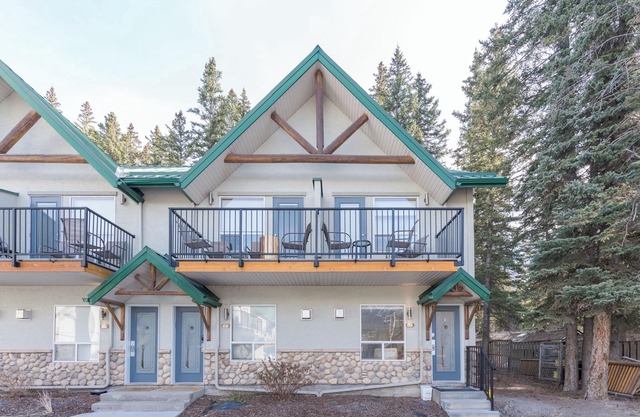 1 Min to Banff Gate Quiet End Unit Mountain view Banff gate 2B/2B/7ppl