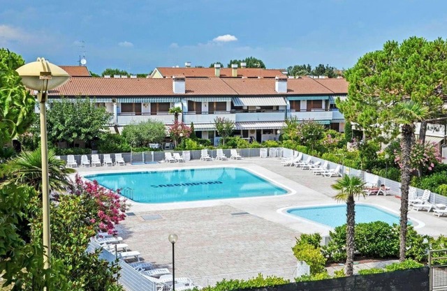 1 MIN TO THE BEACH, POOL APARTMENT