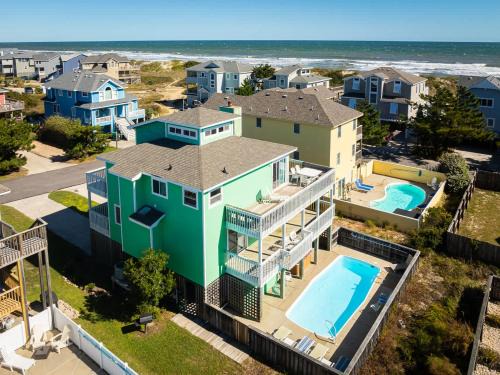 1 min walk to the beach with pool an hot tub