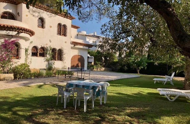 1 minute to the beach! Family-sized Garden and BBQ