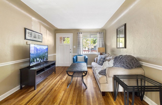 1 Month: Walk to Fun, Fiber Internet, 2 Bed 1 Bath Apartment