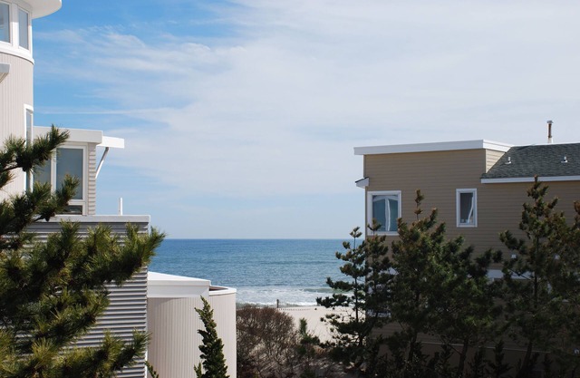 1 Off the Beach - Lovely Reverse Living Home, Great Ocean Views!