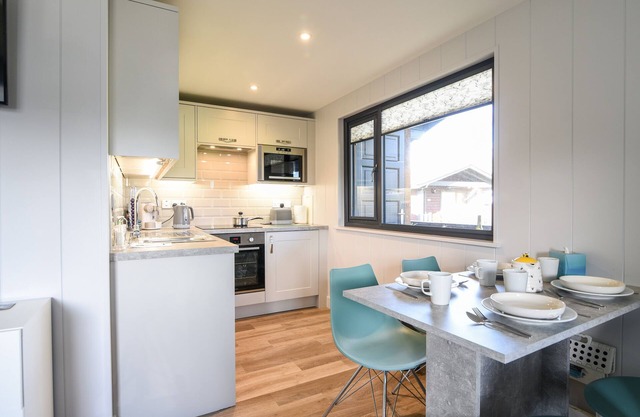 1 PINEWOOD RETREAT, romantic, character holiday cottage in Lyme Regis