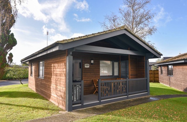 1 PINEWOOD RETREAT, family friendly, with pool in Lyme Regis
