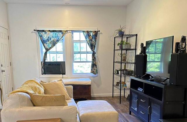 1 private bedroom & private half bathroom in shared home