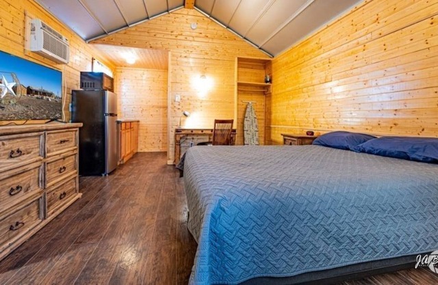 #1-Private Cabin-Kitchenette, Brkfast,Laundry,WIFI