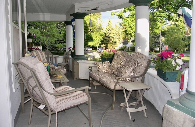 1 Queen Bed, Full Bath, weekly vacation rental in small quaint town. Sat to Sat
