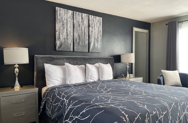 #1 Queen- Vine & Branches Inn, 2 minute walk to Burlington Bay!