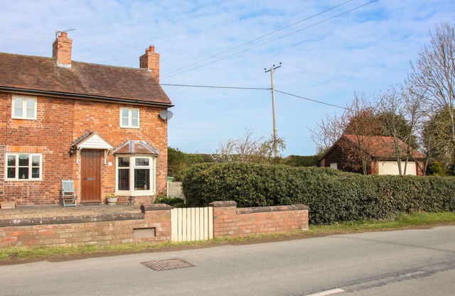 1 ROYAL OAK COTTAGES, pet friendly, with open fire in Longden