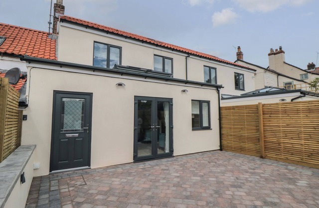 1 STAVELEY COTTAGES, pet friendly, with a garden in Great Driffield