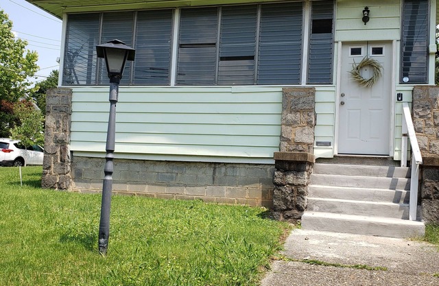1 Stop/1 Shop! Large D.C. house-pet friendly/big backyard & parking/near metro