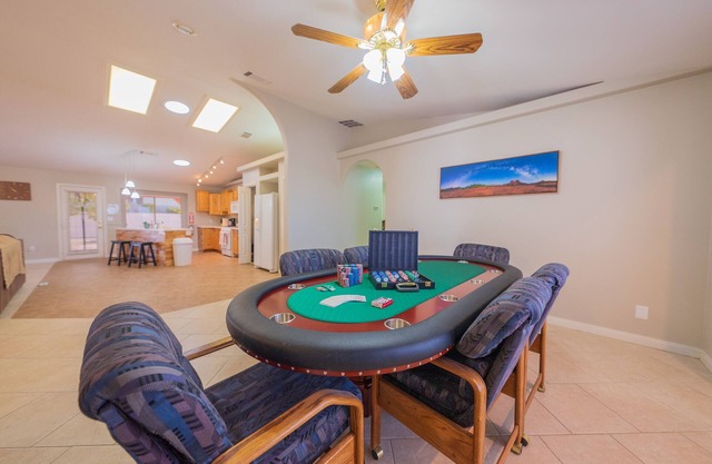 1 Story 5 Bedroom, RV Parking, Hot Spa, Must See Strip View!