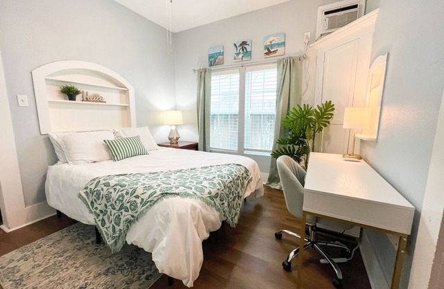 #1 SunnyBungalowByTheBay 1BDR 5 min2Beach & Downtn