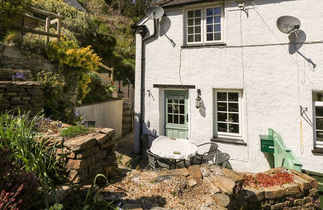 1 WOODSIDE COTTAGES, pet friendly, with open fire in Yelverton