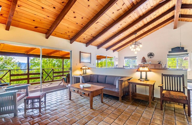 10-acre Forest Villa, Single Floor, Hot tub, Patio