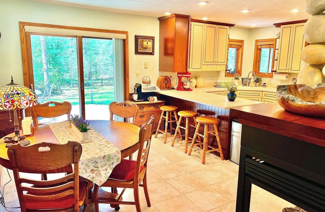 10 acres of woodland PRIVACY: charming 3-bedroom home by Manistee w/ WiFi, AC