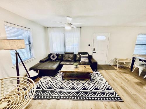 10 Beds, 2 Homes, Hot - Tub Near Downtown!