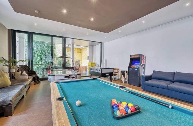 10/Comenstay.be/ 660m2 townhouse GameRoom+Terrace+Jacuzzi+Sauna for groups 35+pp