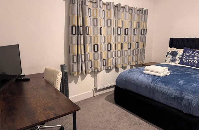 10% Discount on our 3-bedroom cosy Home in Hornchurch. 5 mins to Districtline.
