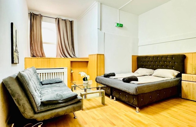 10 Economy Rooms-Shared Bath & Kitchen