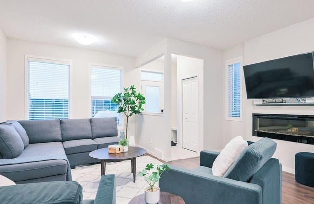 10 Guests | Mins to Airport | King Bed | Dbl Grg