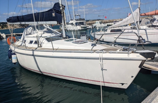 10 m boat in Morgat harbour