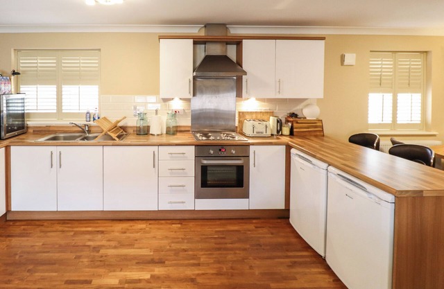 10 MELLOR WAY, pet friendly, character holiday cottage in New Waltham
