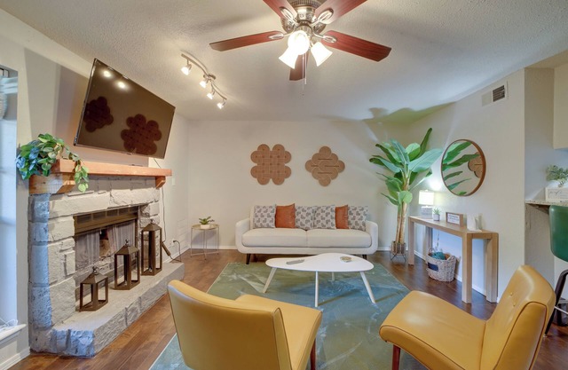 10 Mi to Dtwn Tulsa: Condo w/ Pool Access!