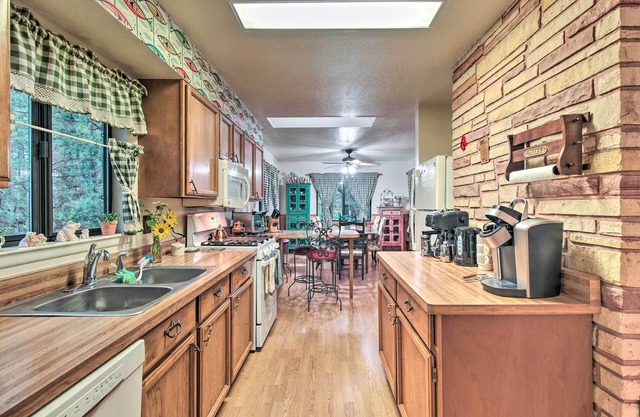 10 Mi to Show Low: Pinetop-lakeside Family Cabin!