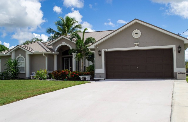 10 miles to Jensen, Hutchinson, and Stuart beaches- Amazing 3/2 w private pool