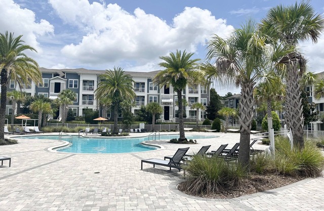 10 min drive to UF condo with balcony + game room and pool