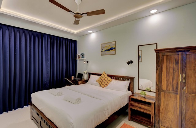 10 min from GOI airport! Family sized apartment w/deck. Pool. Sauna. Wi-Fi.