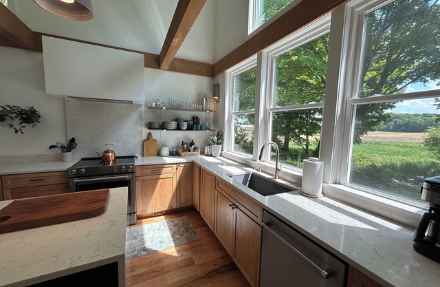 10 min to Beach! Spacious Designer Farmhouse in MI Wine Country, fenced-in yard