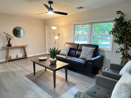 10 Min to Downtown - Desk - Fenced Yard - Wi-Fi