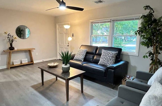 Central Location - WiFi - Fenced Backyard