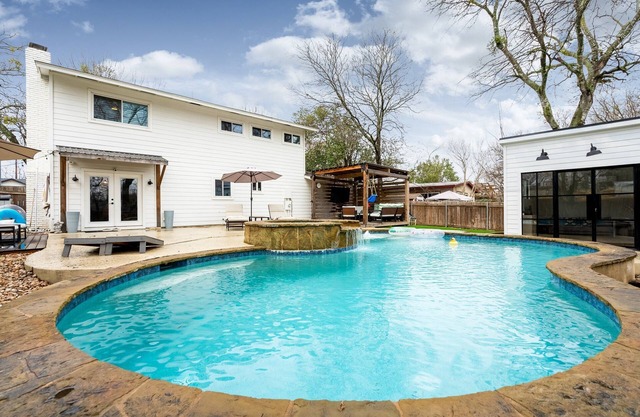 10 Min to Downtown~Luxury Home w/ Pool, Outdoor TV