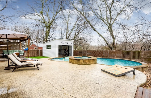 10 Min to Downtown~Luxury Home w/ Pool, Outdoor TV