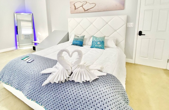 10 Min de La Playa: Casa Lujosa de 2 Habitaciones para Escapada Romantica