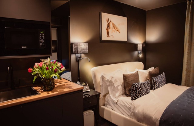 10-min to The City of London! Double Bed with en-suite Bathroom.