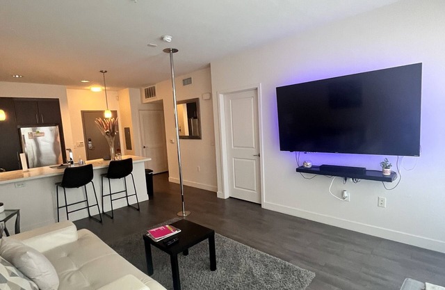 10 mins from DTLA! 1 BR condo with beautiful mountain view