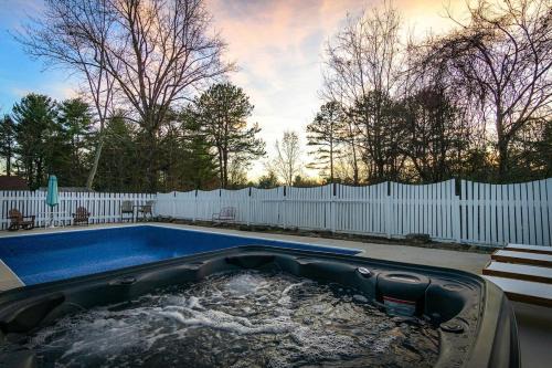 10 mins to DT Asheville Pool Hot Tub Game Room