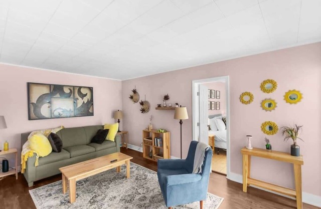 10 Mins to Legion Field Stadium- Blushing Bungalow
