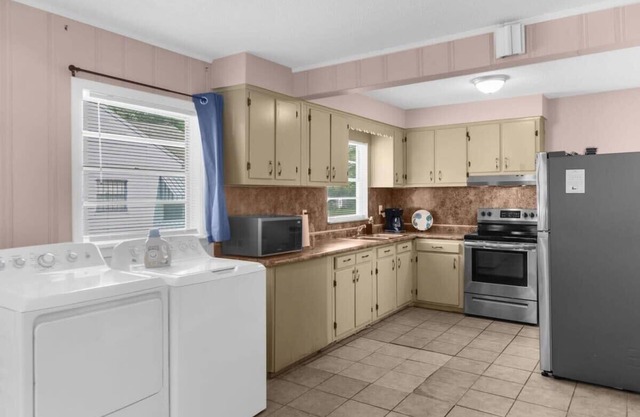 10 Mins to Legion Field Stadium- Blushing Bungalow