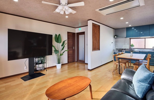 10-minute walk from Takasaki Station! Unlimited Netflix viewing on a 75-inch TV! 92 sq.m. 3LDK Stylish and luxurious home.