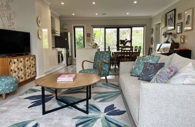 10 minute walk to Sovreign Hill beautifully decorated lake access Close to CBD