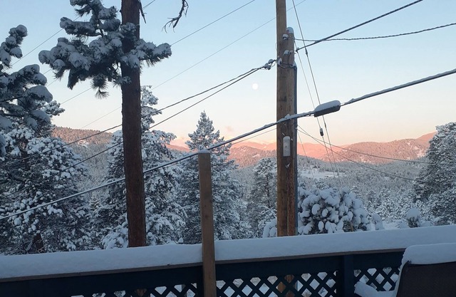 10 minutes to evergreen lake and downtown evergreen and 20 minutes to red rocks!