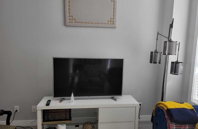 10 minutes to the airport. family sized town house, close by convenient stores