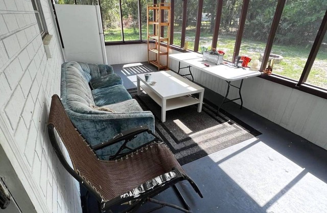 10 minutes to the Beach. Large house 4/2
