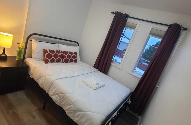 10 mn from Airport Peaceful & Bright home