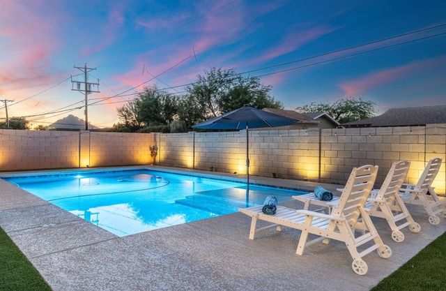 10% off Aug/Sept! 4 BR/3 BA, NEW POOL/Hot Tub, perfect location near Old Town!!